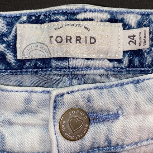 ✨Reduced NWT TORRID shorts - lace & beading - destructed- light wash -Plus Sized - Picture 10 of 14
